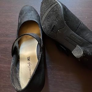 Shoes does get linty if not keep covered. Straps isn’t adjustable.